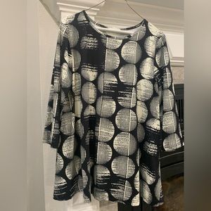 Black and white large polka dot top!